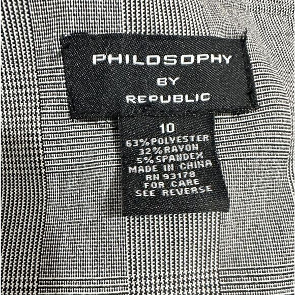Philosophy by Repubic short sleeve blazer. Size 10. Three buttons in the front - Picture 2 of 4